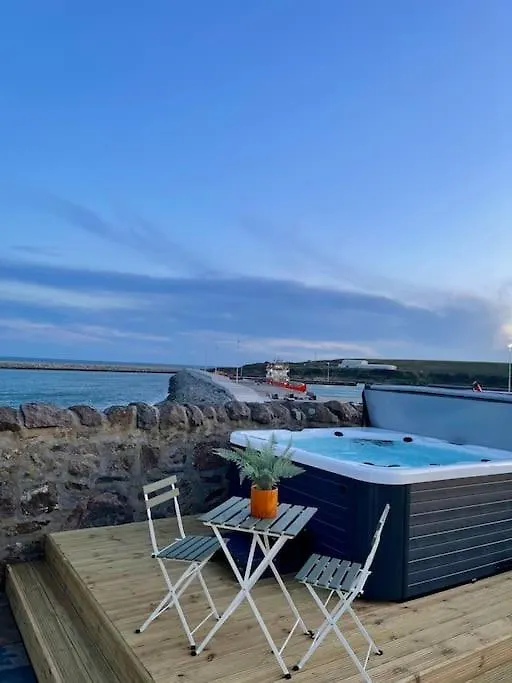 Lighthouse Cottage With Hottub Aberdeen 0*,  Storbritannien
